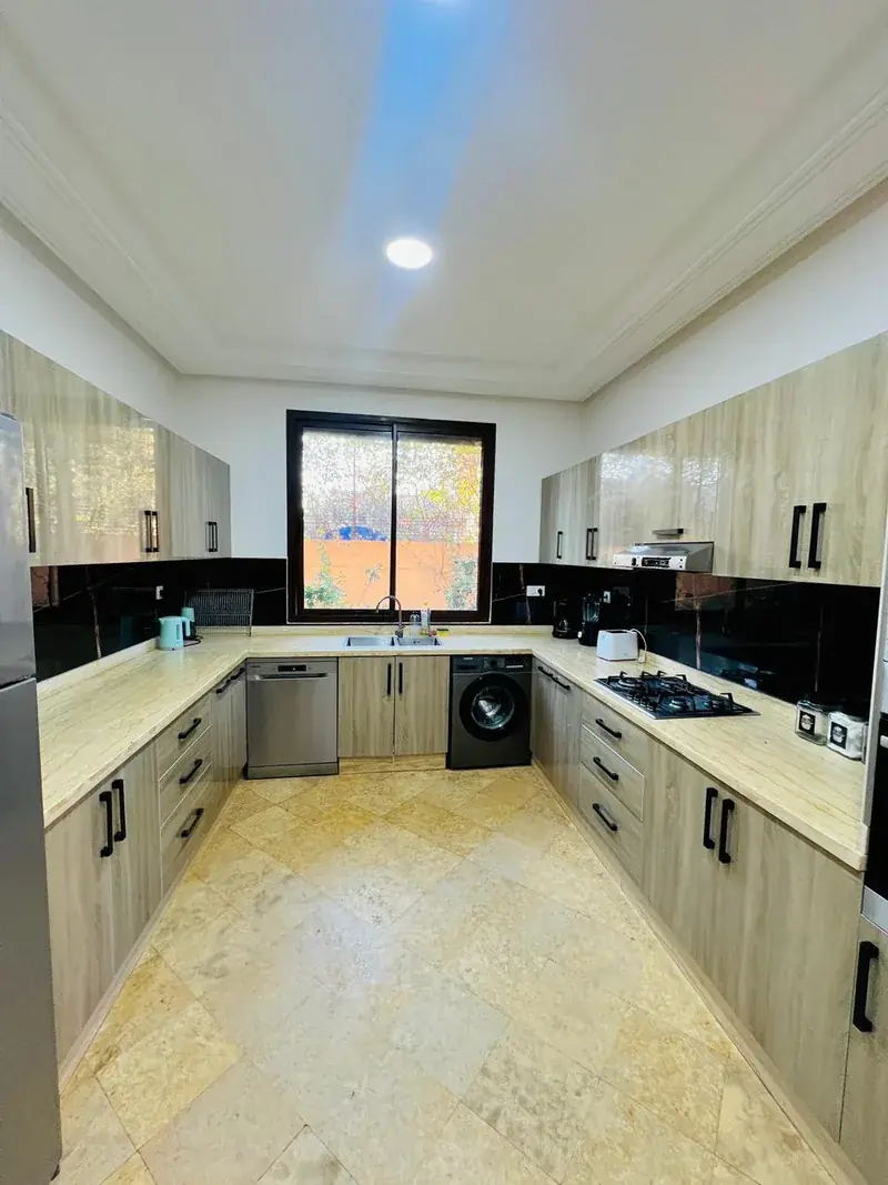 Cuisine de villa nettoyée à Marrakech, vue large sur les plans de travail et le sol