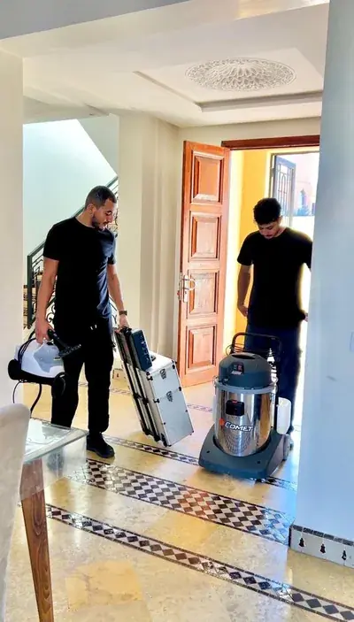 Équipe EPUREVA à son arrivée sur un chantier de livraison à Marrakech, matériel en cours de déchargement
